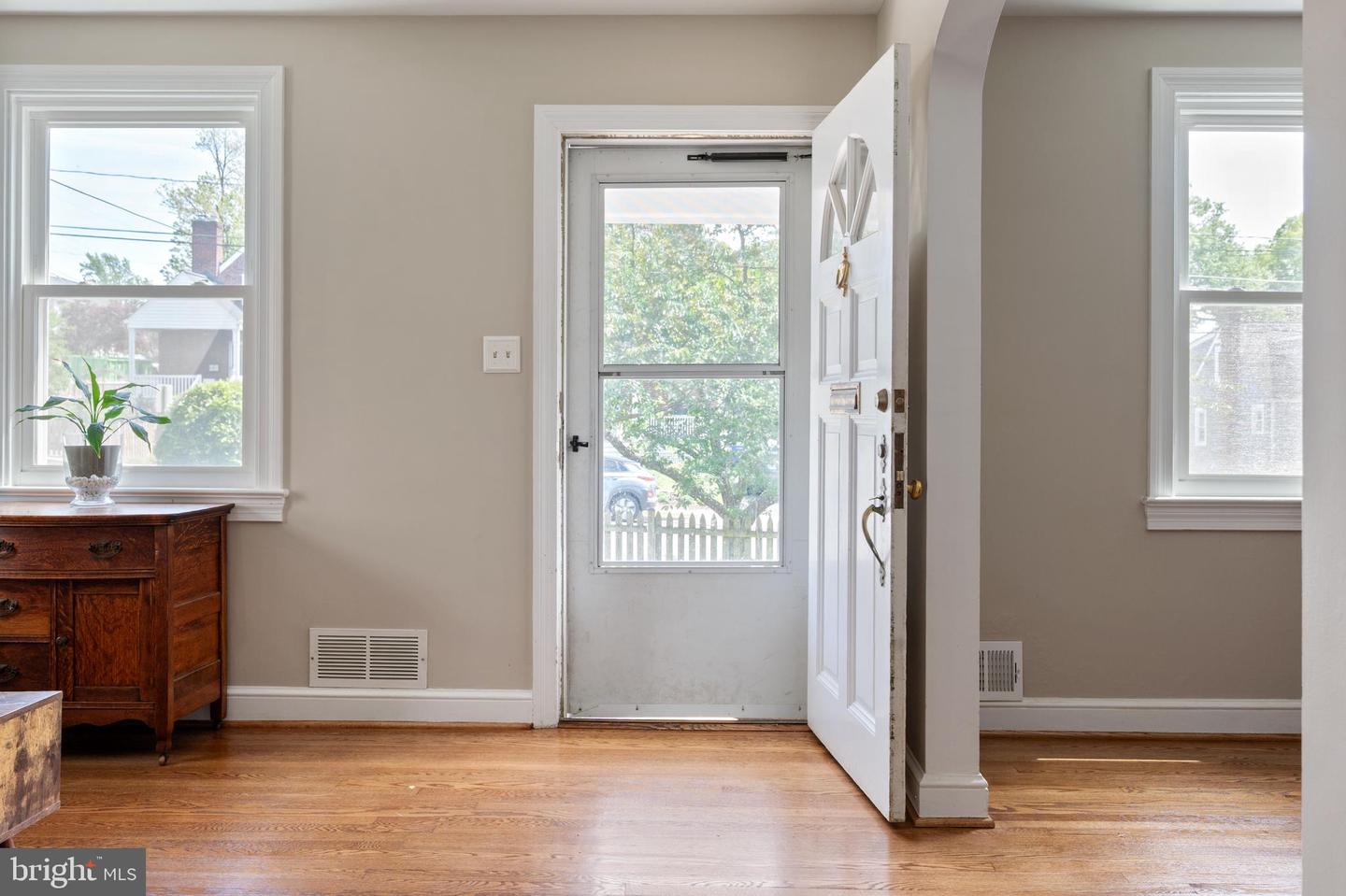 3809 13TH ST S, ARLINGTON, Virginia 22204, 3 Bedrooms Bedrooms, ,1 BathroomBathrooms,Residential,For sale,3809 13TH ST S,VAAR2061570 MLS # VAAR2061570