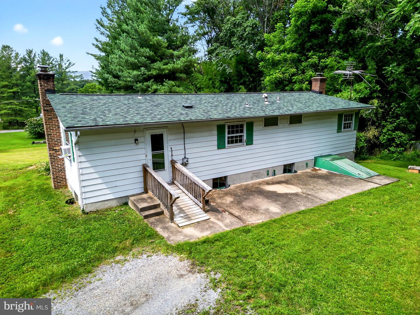 11299 RUSSELL RD, HILLSBORO, Virginia 20132, 3 Bedrooms Bedrooms, ,2 BathroomsBathrooms,Residential,For sale,11299 RUSSELL RD,VALO2103034 MLS # VALO2103034