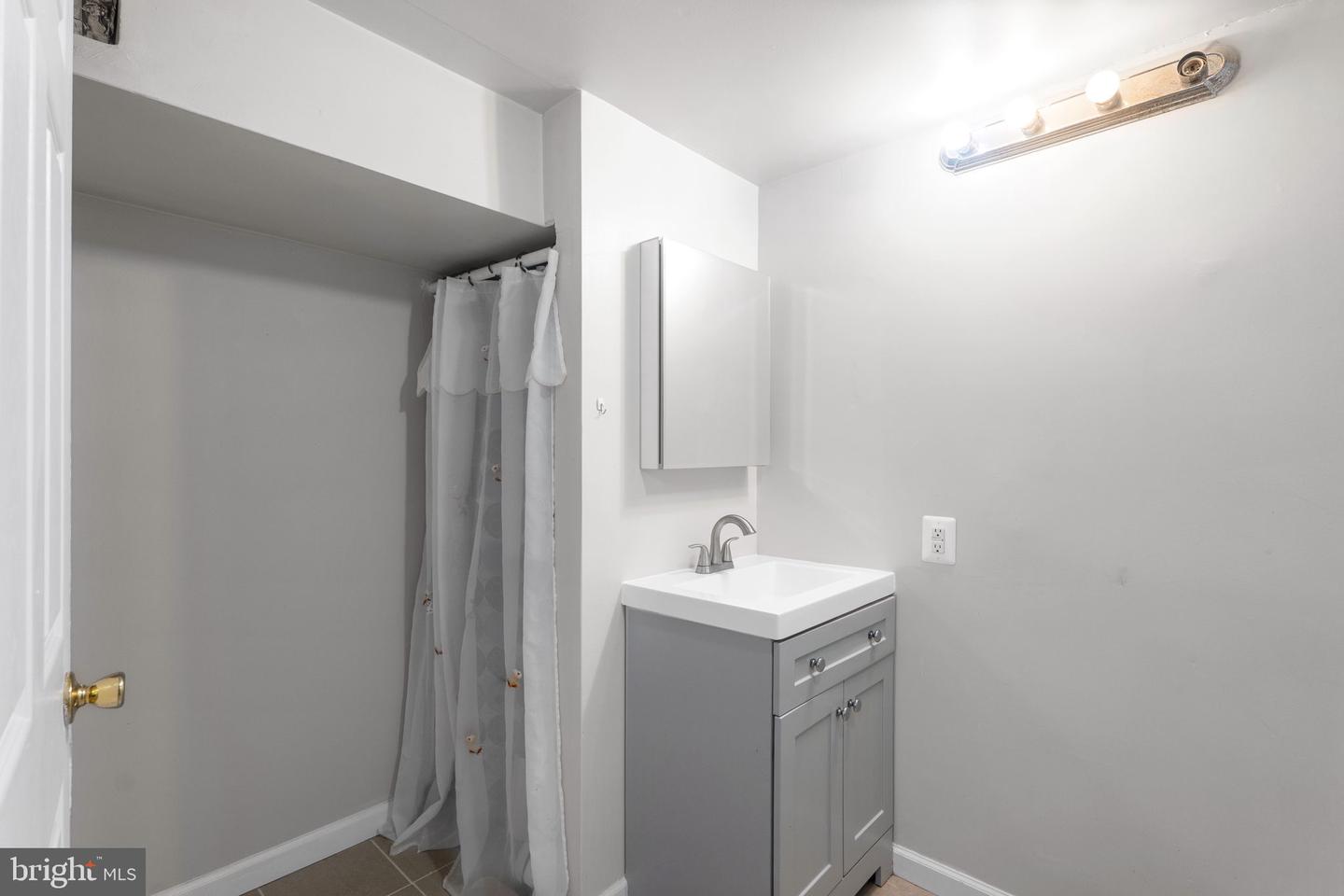 137 OAK VIEW DR SE, LEESBURG, Virginia 20175, 3 Bedrooms Bedrooms, 5 Rooms Rooms,2 BathroomsBathrooms,Residential,For sale,137 OAK VIEW DR SE,VALO2103354 MLS # VALO2103354