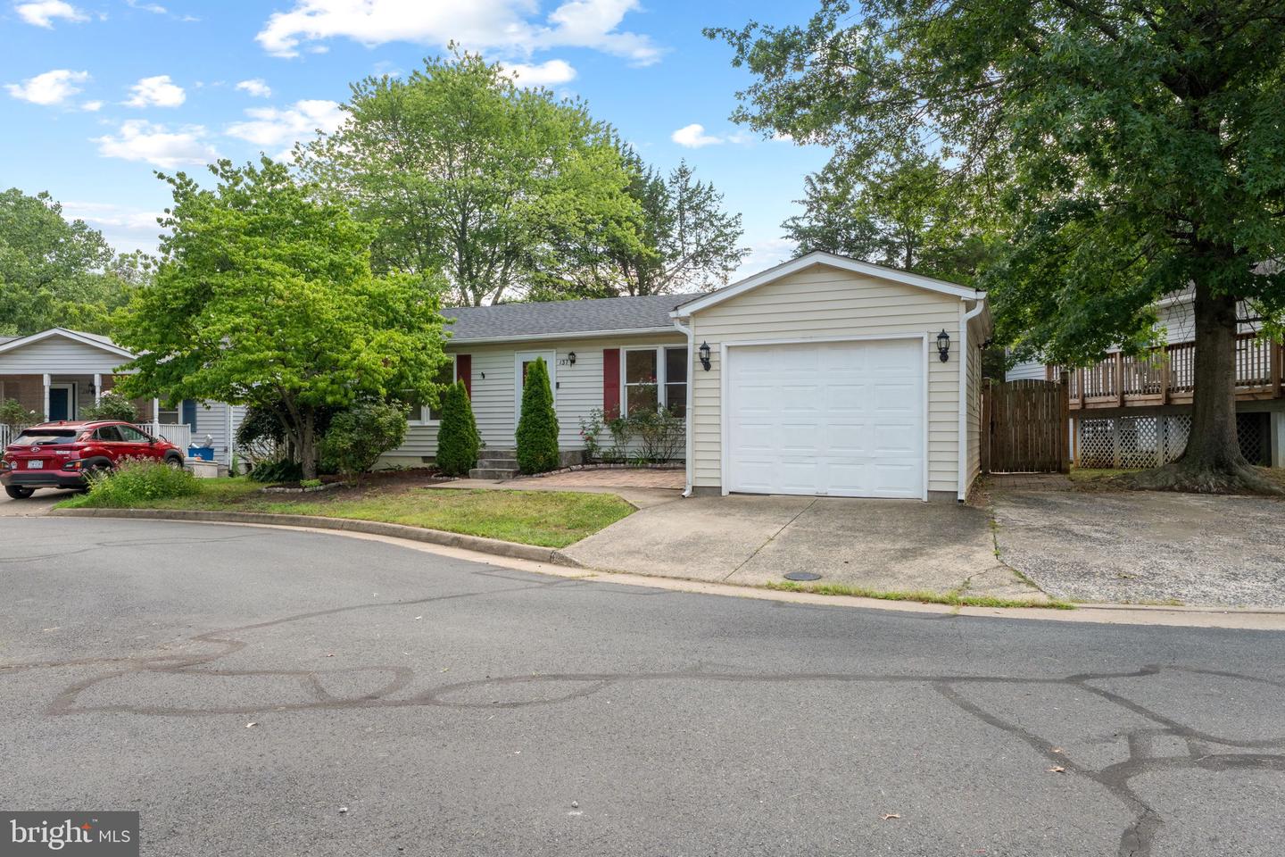 137 OAK VIEW DR SE, LEESBURG, Virginia 20175, 3 Bedrooms Bedrooms, 5 Rooms Rooms,2 BathroomsBathrooms,Residential,For sale,137 OAK VIEW DR SE,VALO2103354 MLS # VALO2103354