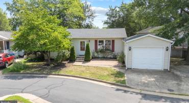 137 OAK VIEW DR SE, LEESBURG, Virginia 20175, 3 Bedrooms Bedrooms, 5 Rooms Rooms,2 BathroomsBathrooms,Residential,For sale,137 OAK VIEW DR SE,VALO2103354 MLS # VALO2103354