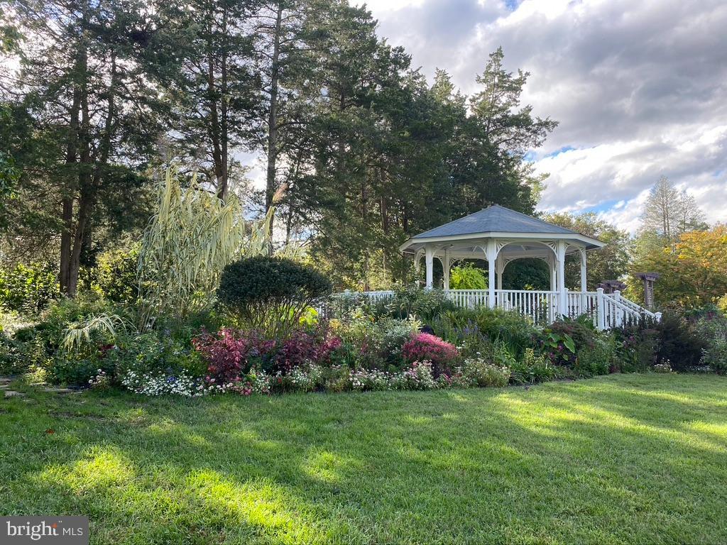 4121 SLEEPY HOLLOW RD, ANNANDALE, Virginia 22003, 4 Bedrooms Bedrooms, ,3 BathroomsBathrooms,Residential,For sale,4121 SLEEPY HOLLOW RD,VAFX2258170 MLS # VAFX2258170