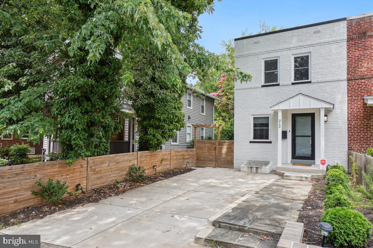312-E DUNCAN AVE, ALEXANDRIA, Virginia 22301, 3 Bedrooms Bedrooms, ,3 BathroomsBathrooms,Residential,For sale,312-E DUNCAN AVE,VAAX2047990 MLS # VAAX2047990