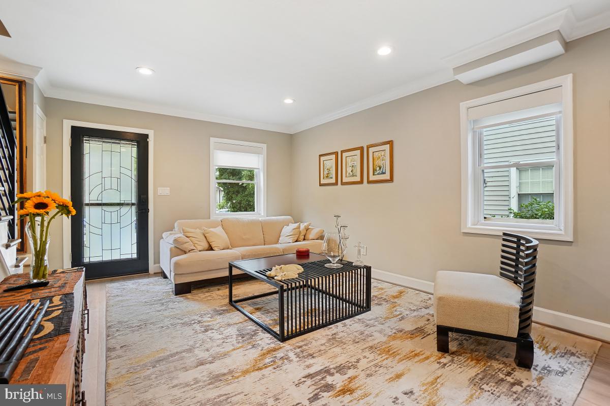 312-E DUNCAN AVE, ALEXANDRIA, Virginia 22301, 3 Bedrooms Bedrooms, ,3 BathroomsBathrooms,Residential,For sale,312-E DUNCAN AVE,VAAX2047990 MLS # VAAX2047990