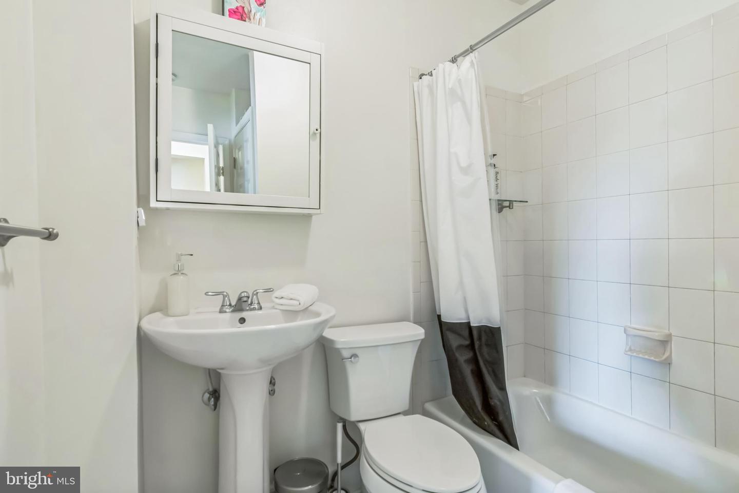 651 16TH ST NE, WASHINGTON, District Of Columbia 20002, 3 Bedrooms Bedrooms, ,1 BathroomBathrooms,Residential,For sale,651 16TH ST NE,DCDC2212438 MLS # DCDC2212438