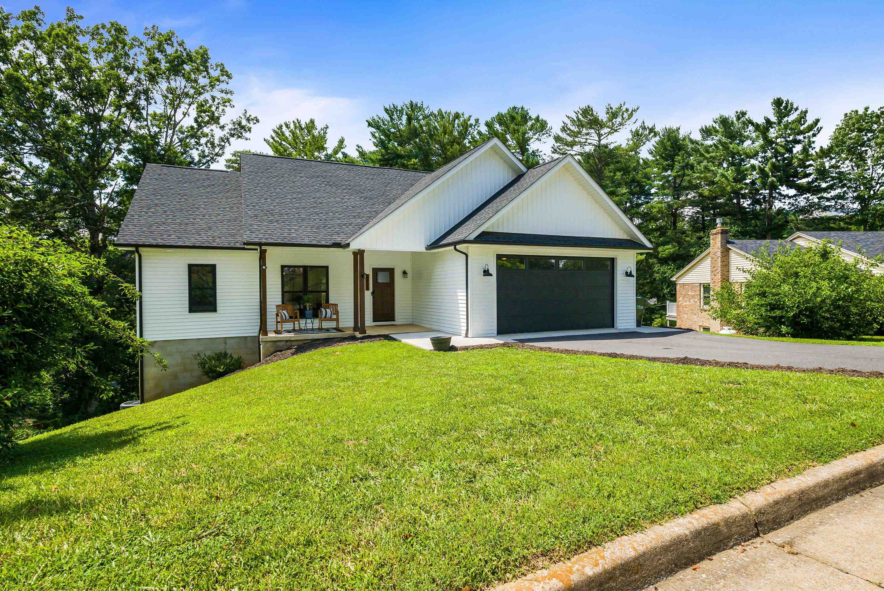 2426 PINEHILL CIR, STAUNTON, Virginia 24401, 4 Bedrooms Bedrooms, ,2 BathroomsBathrooms,Residential,2426 PINEHILL CIR,666572 MLS # 666572