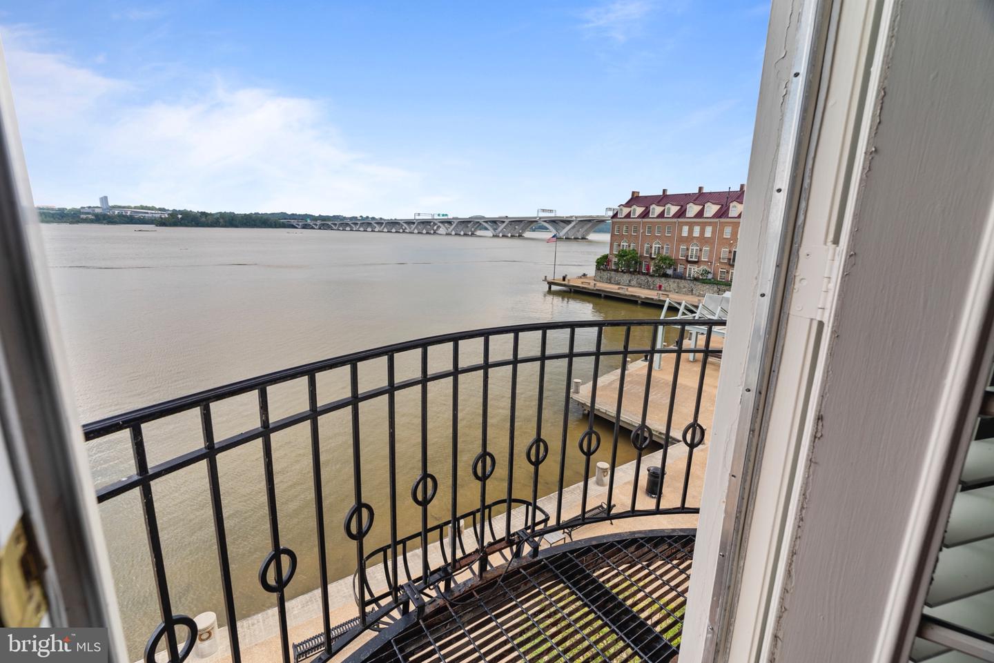 602 FORDS LANDING WAY, ALEXANDRIA, Virginia 22314, 4 Bedrooms Bedrooms, 13 Rooms Rooms,3 BathroomsBathrooms,Residential,For sale,602 FORDS LANDING WAY,VAAX2047984 MLS # VAAX2047984