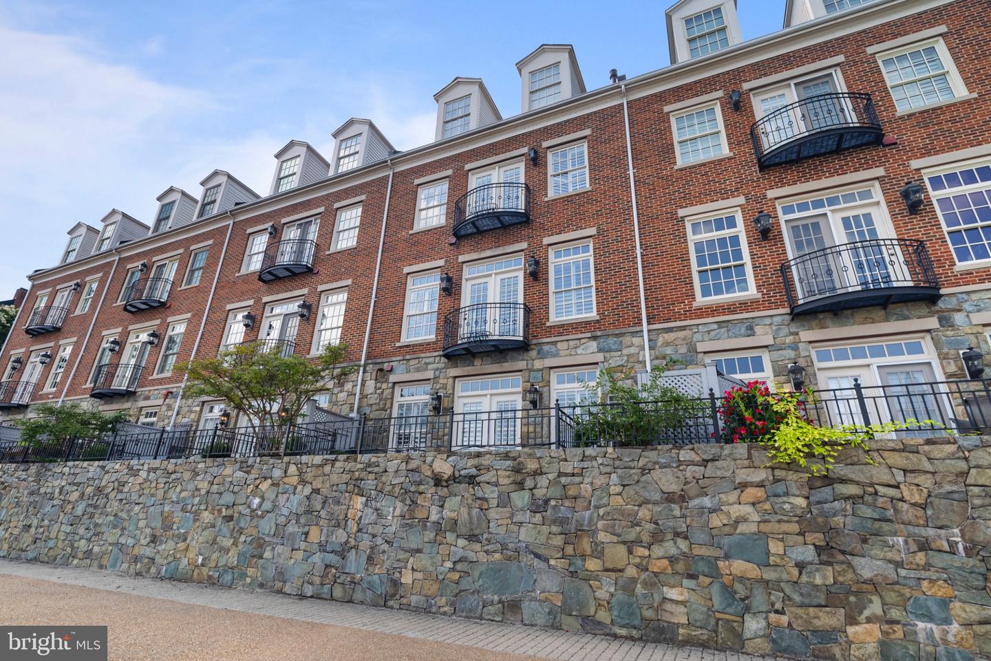 602 FORDS LANDING WAY, ALEXANDRIA, Virginia 22314, 4 Bedrooms Bedrooms, 13 Rooms Rooms,3 BathroomsBathrooms,Residential,For sale,602 FORDS LANDING WAY,VAAX2047984 MLS # VAAX2047984