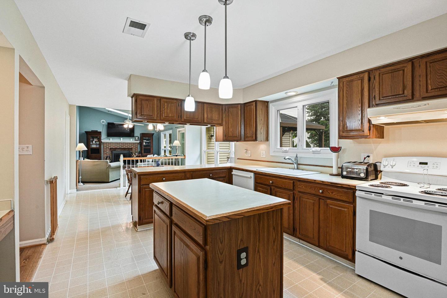 1319 SUMMERFIELD DR, HERNDON, Virginia 20170, 4 Bedrooms Bedrooms, ,3 BathroomsBathrooms,Residential,For sale,1319 SUMMERFIELD DR,VAFX2258202 MLS # VAFX2258202