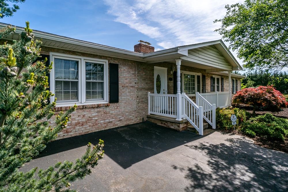 404 3RD ST, GROTTOES, Virginia 24441, 3 Bedrooms Bedrooms, ,2 BathroomsBathrooms,Residential,404 3RD ST,664914 MLS # 664914