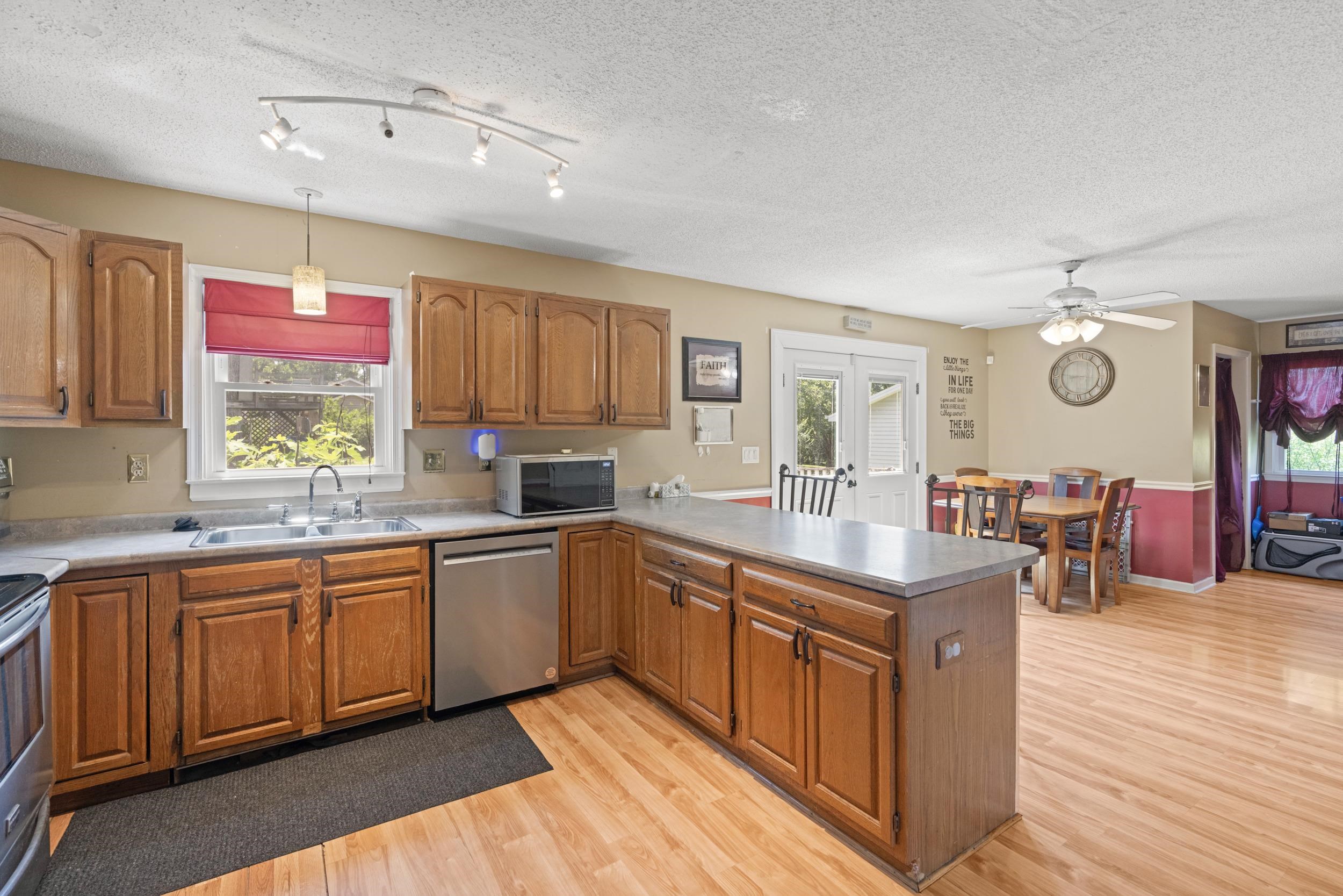 1526 HILLSIDE AVE, HARRISONBURG, Virginia 22801, 3 Bedrooms Bedrooms, ,2 BathroomsBathrooms,Residential,1526 HILLSIDE AVE,667301 MLS # 667301