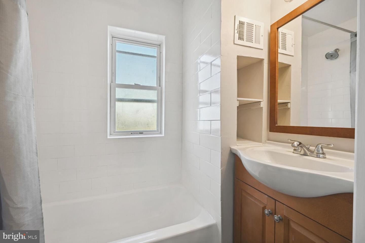 1640 L ST NE, WASHINGTON, District Of Columbia 20002, 3 Bedrooms Bedrooms, ,2 BathroomsBathrooms,Residential,For sale,1640 L ST NE,DCDC2212692 MLS # DCDC2212692