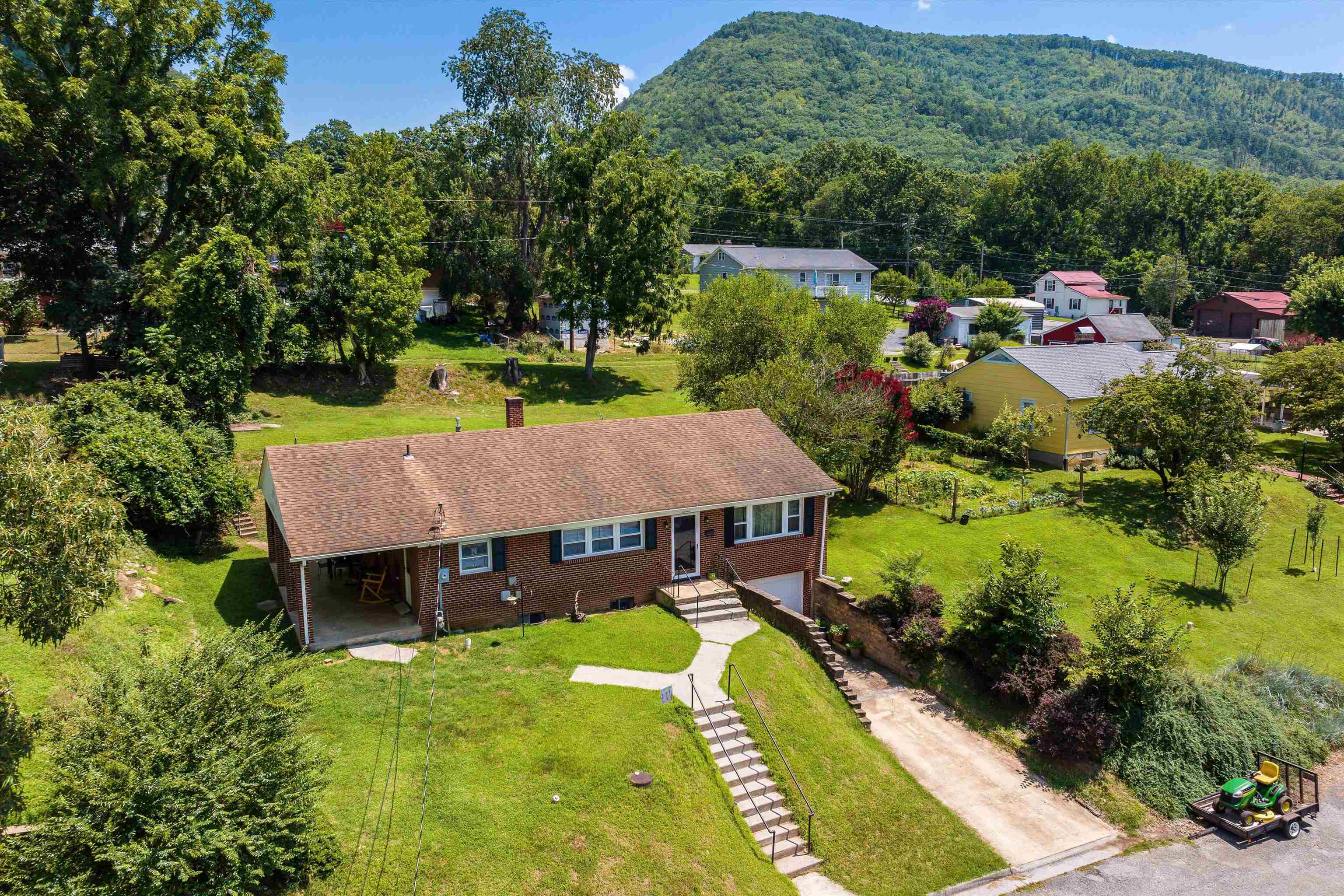 2260 PINE AVE, BUENA VISTA, Virginia 24416, 3 Bedrooms Bedrooms, ,1 BathroomBathrooms,Residential,2260 PINE AVE,667321 MLS # 667321