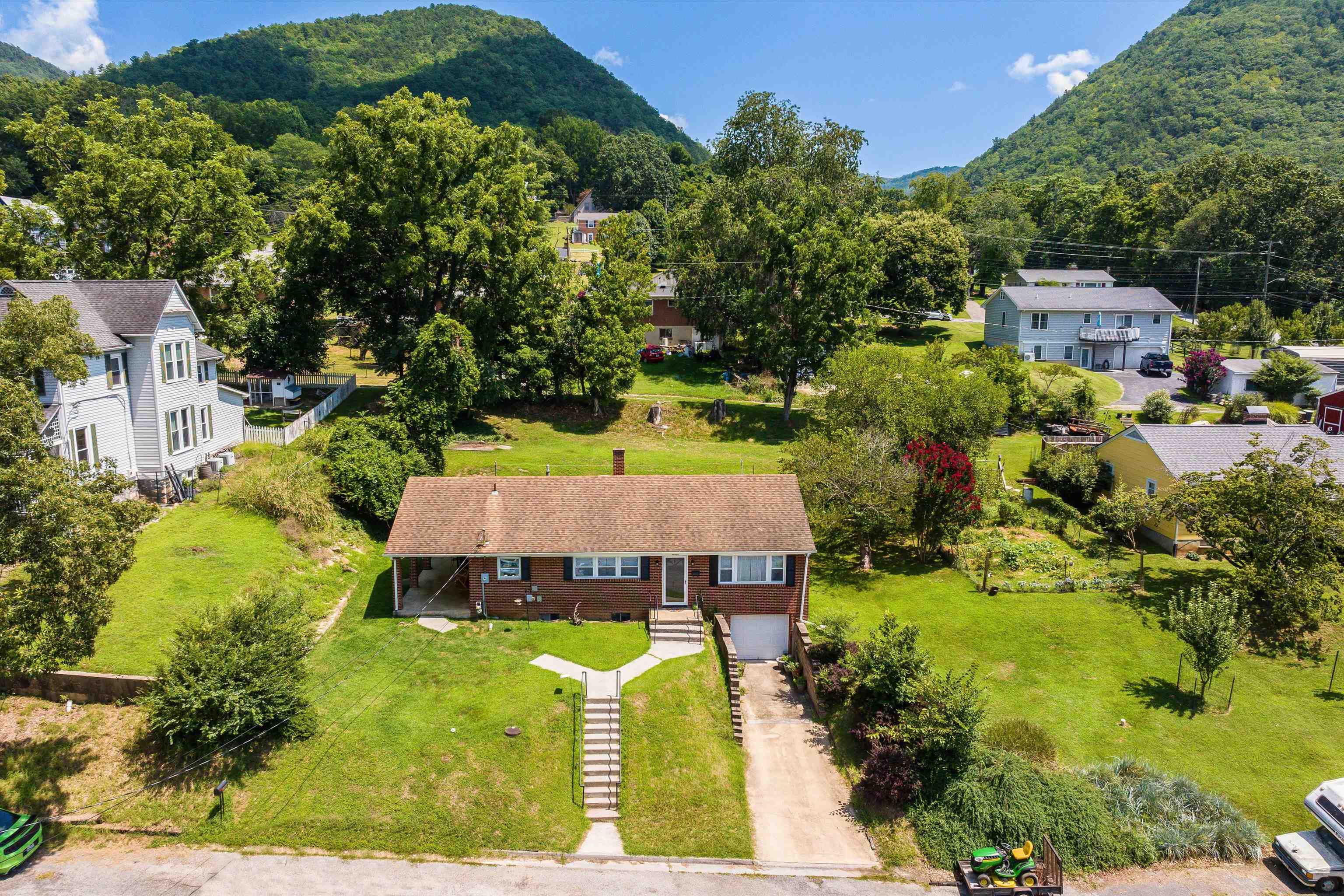 2260 PINE AVE, BUENA VISTA, Virginia 24416, 3 Bedrooms Bedrooms, ,1 BathroomBathrooms,Residential,2260 PINE AVE,667321 MLS # 667321