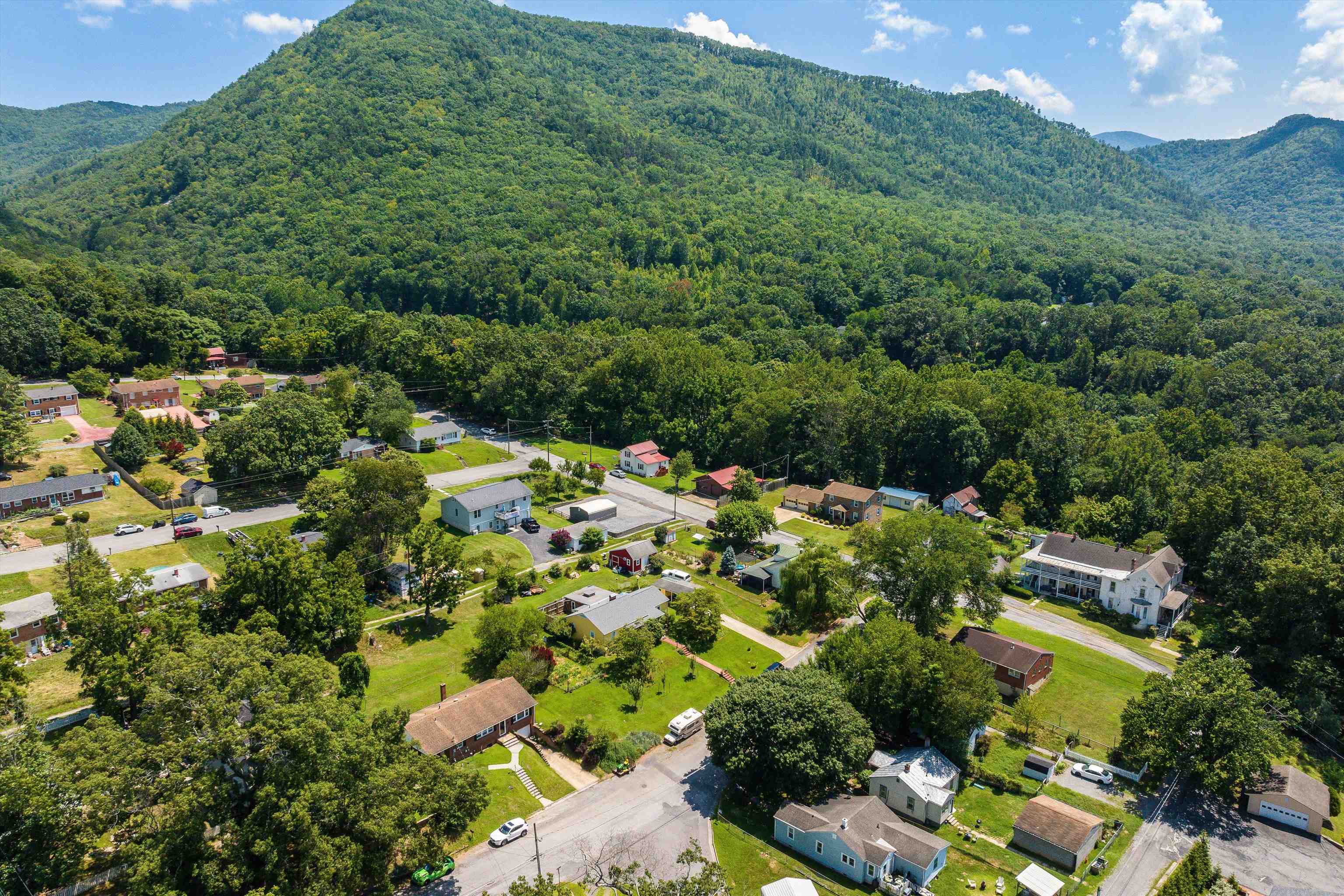 2260 PINE AVE, BUENA VISTA, Virginia 24416, 3 Bedrooms Bedrooms, ,1 BathroomBathrooms,Residential,2260 PINE AVE,667321 MLS # 667321