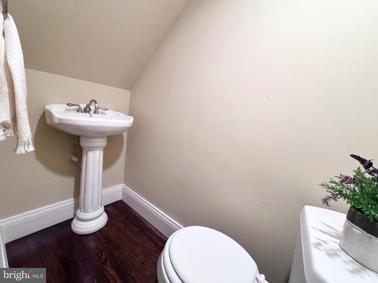 210 GIBBON ST, ALEXANDRIA, Virginia 22314, 2 Bedrooms Bedrooms, ,1 BathroomBathrooms,Residential,For sale,210 GIBBON ST,VAAX2047280 MLS # VAAX2047280