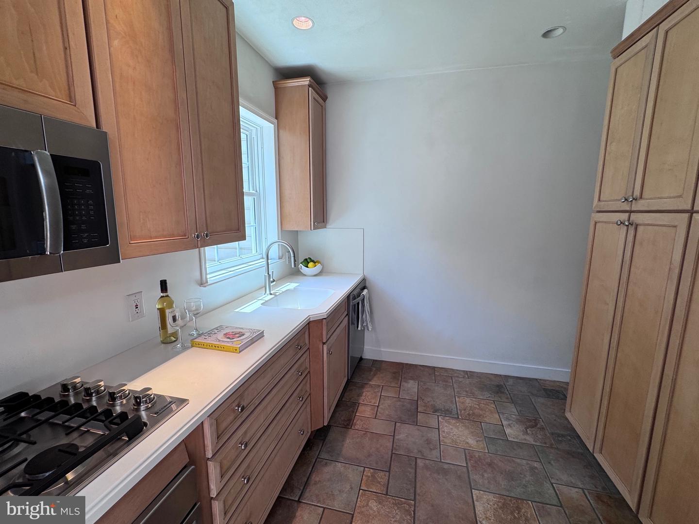 210 GIBBON ST, ALEXANDRIA, Virginia 22314, 2 Bedrooms Bedrooms, ,1 BathroomBathrooms,Residential,For sale,210 GIBBON ST,VAAX2047280 MLS # VAAX2047280