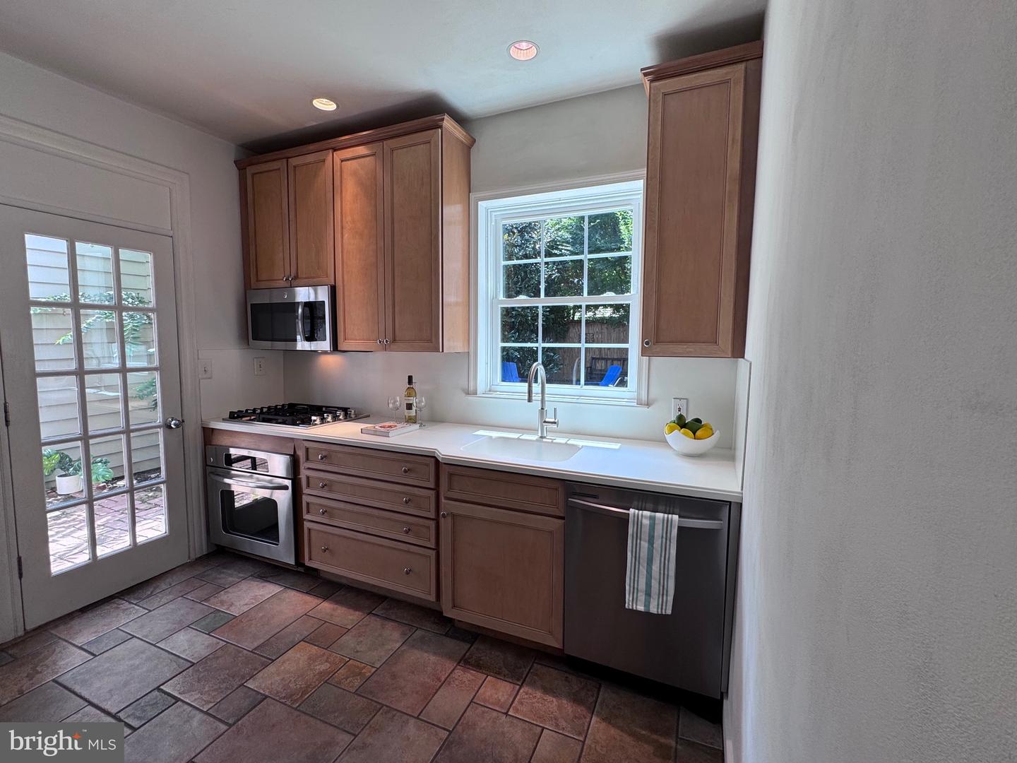 210 GIBBON ST, ALEXANDRIA, Virginia 22314, 2 Bedrooms Bedrooms, ,1 BathroomBathrooms,Residential,For sale,210 GIBBON ST,VAAX2047280 MLS # VAAX2047280