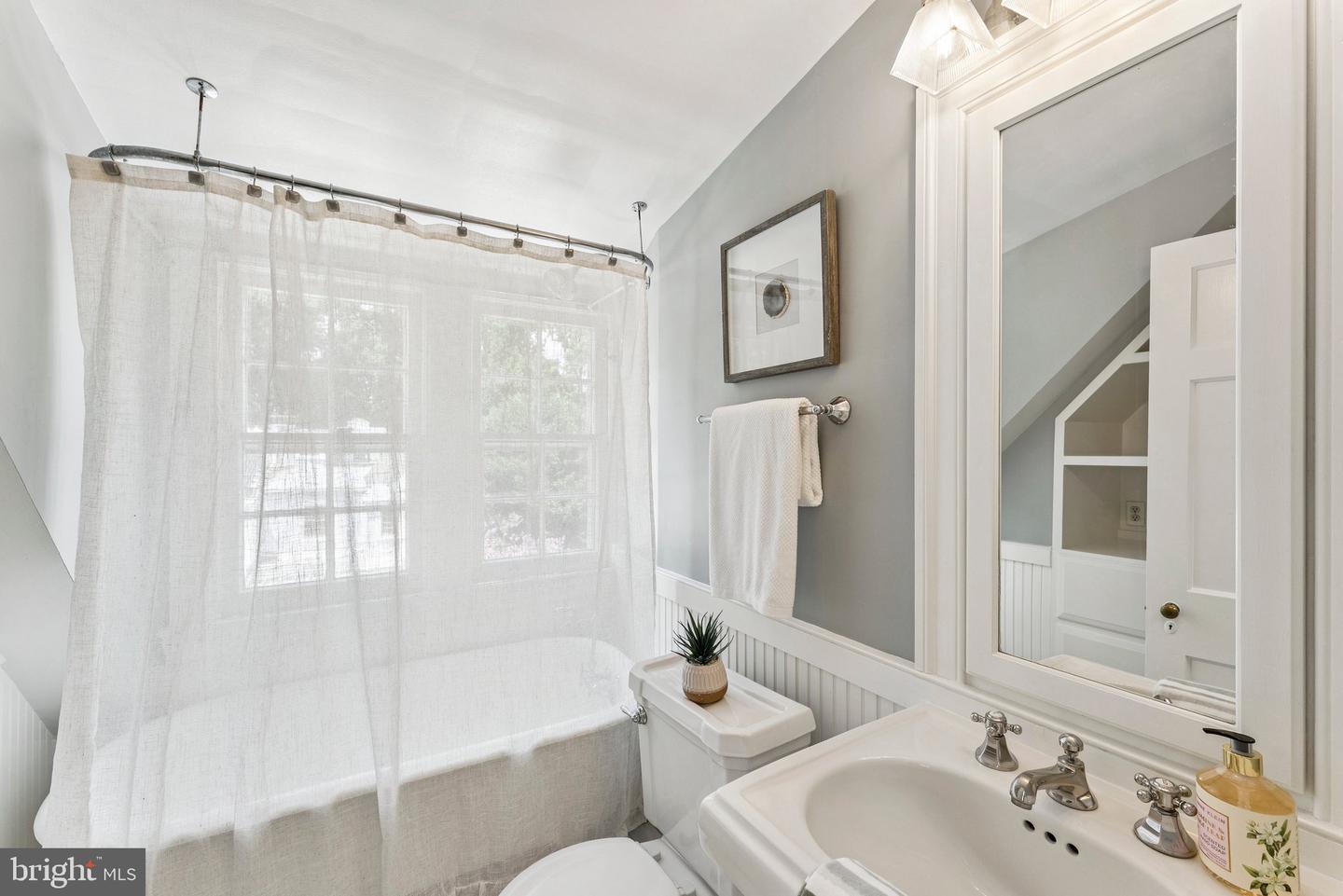 2913 CATHEDRAL AVE NW, WASHINGTON, District Of Columbia 20008, 4 Bedrooms Bedrooms, ,2 BathroomsBathrooms,Residential,For sale,2913 CATHEDRAL AVE NW,DCDC2211792 MLS # DCDC2211792