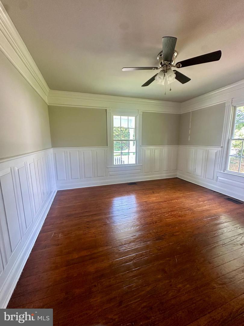 301 VIRGINIA AVE, CULPEPER, Virginia 22701, 3 Bedrooms Bedrooms, 8 Rooms Rooms,2 BathroomsBathrooms,Residential,For sale,301 VIRGINIA AVE,VACU2011146 MLS # VACU2011146