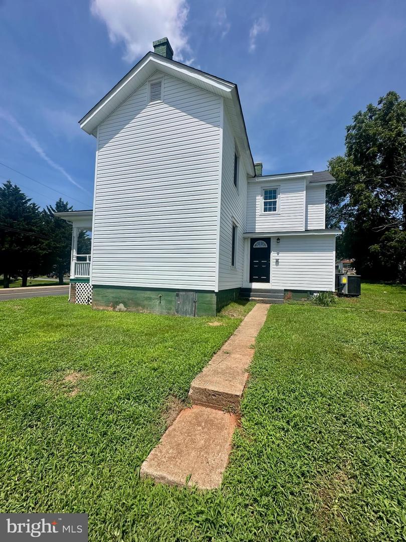 301 VIRGINIA AVE, CULPEPER, Virginia 22701, 3 Bedrooms Bedrooms, 8 Rooms Rooms,2 BathroomsBathrooms,Residential,For sale,301 VIRGINIA AVE,VACU2011146 MLS # VACU2011146