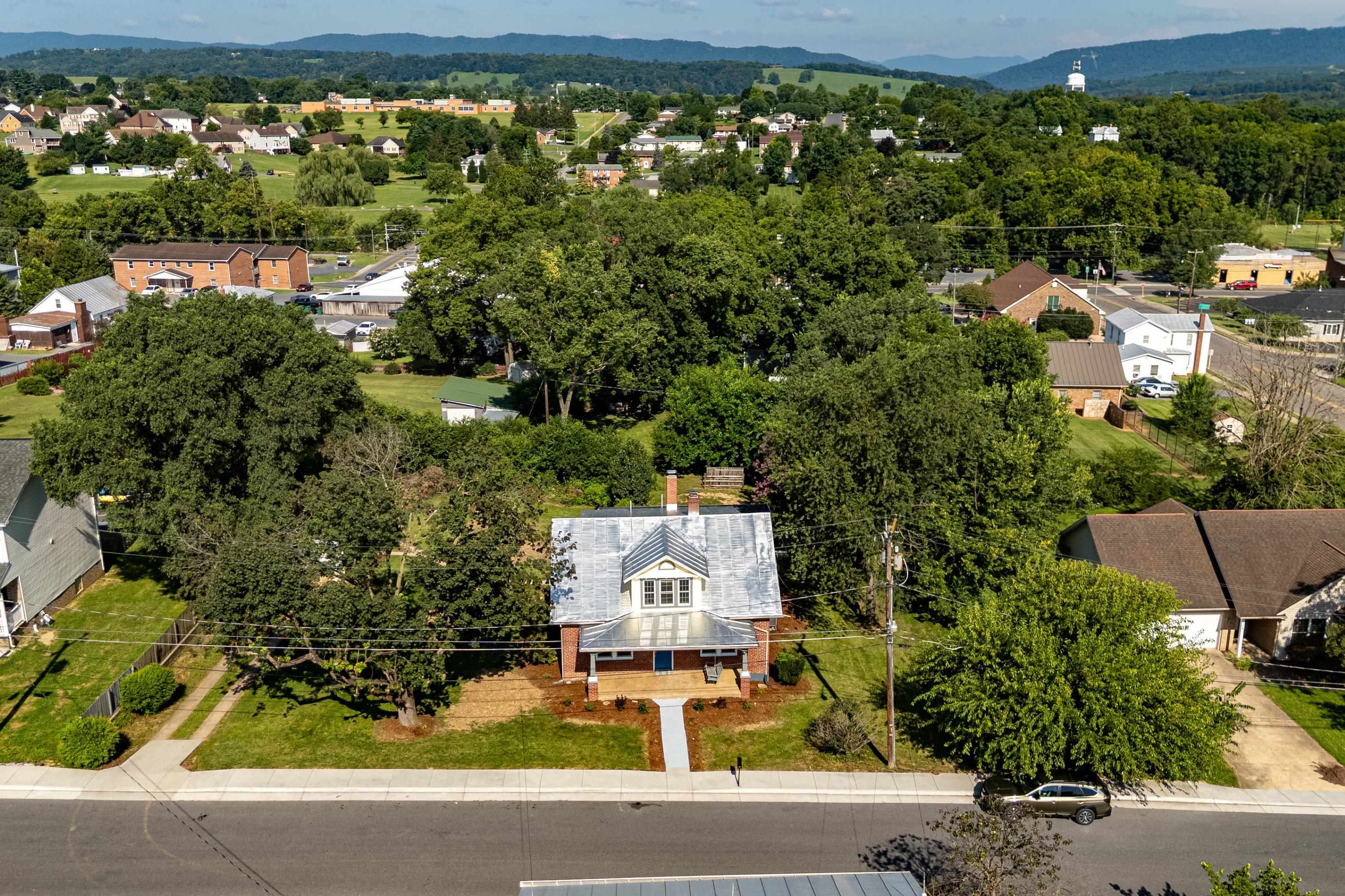 116 LINVILLE AVE, BROADWAY, Virginia 22815, 6 Bedrooms Bedrooms, ,2 BathroomsBathrooms,Residential,116 LINVILLE AVE,667325 MLS # 667325