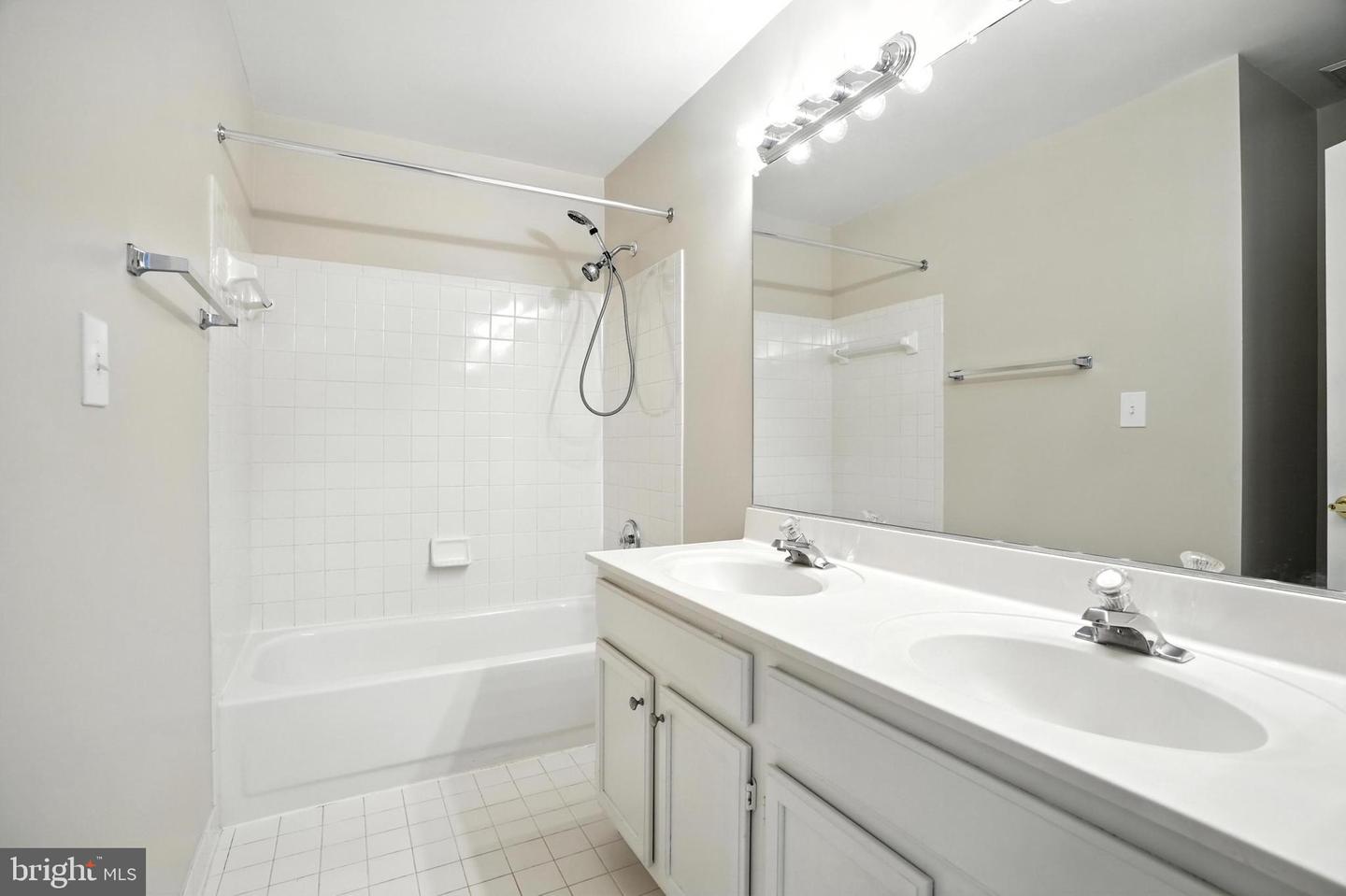 4914 EDGE ROCK DR, CHANTILLY, Virginia 20151, 4 Bedrooms Bedrooms, ,3 BathroomsBathrooms,Residential,For sale,4914 EDGE ROCK DR,VAFX2255094 MLS # VAFX2255094
