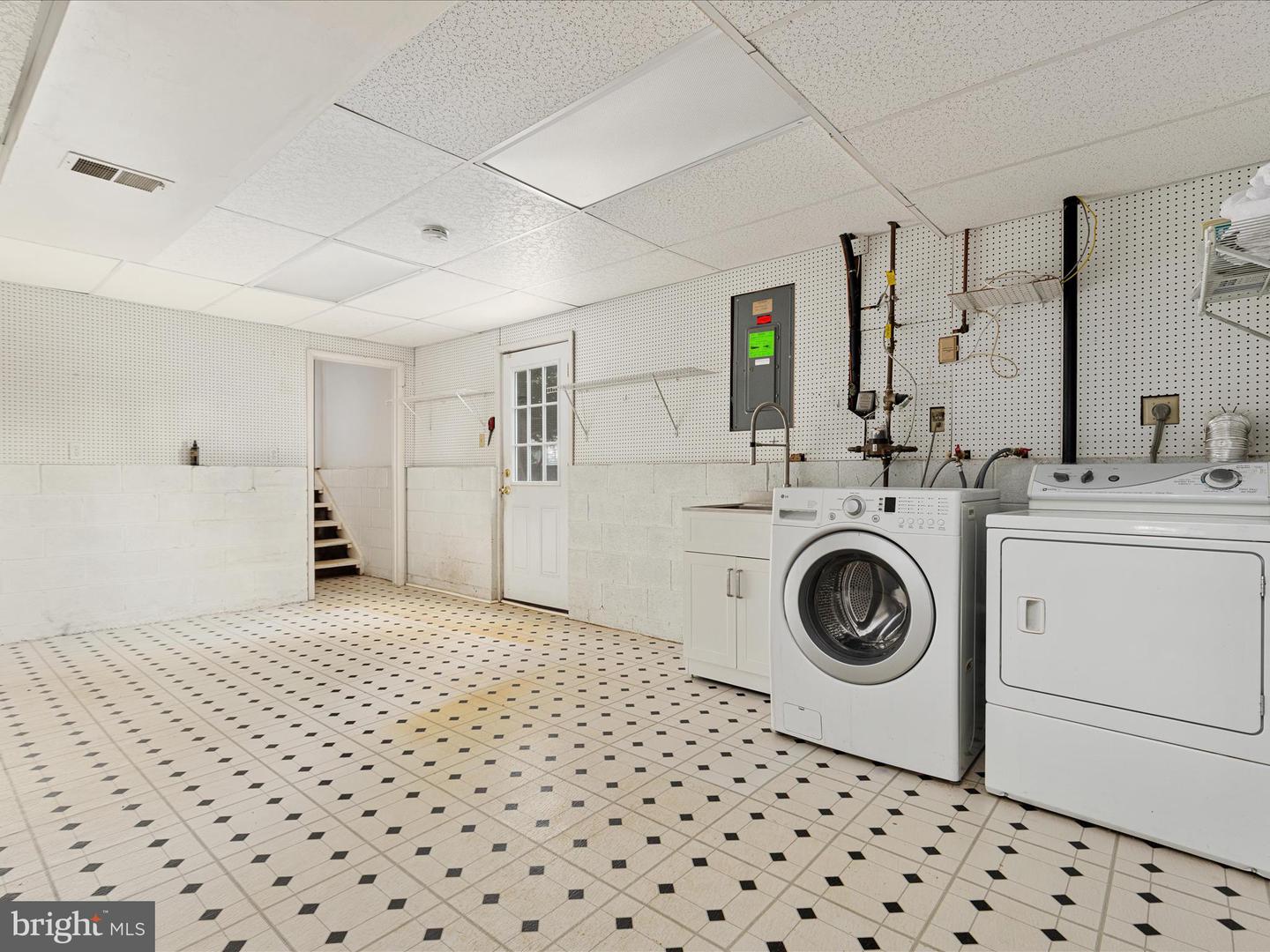 2804 PEPPERWOOD CT, VIENNA, Virginia 22181, 5 Bedrooms Bedrooms, ,3 BathroomsBathrooms,Residential,For sale,2804 PEPPERWOOD CT,VAFX2255738 MLS # VAFX2255738