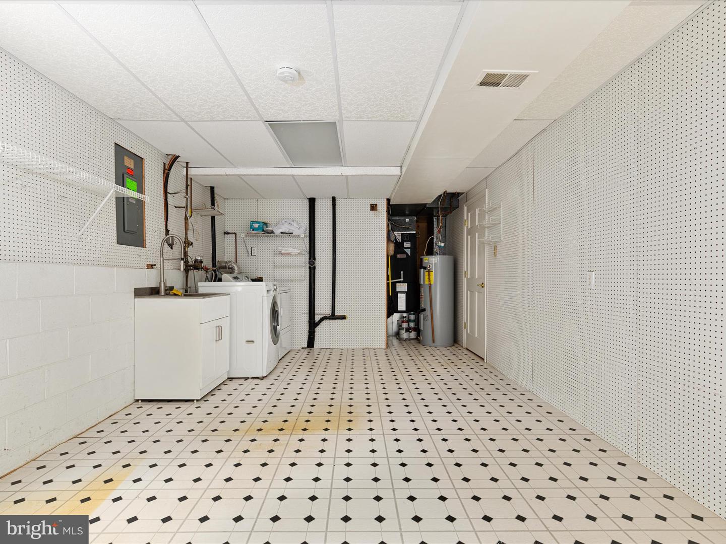 2804 PEPPERWOOD CT, VIENNA, Virginia 22181, 5 Bedrooms Bedrooms, ,3 BathroomsBathrooms,Residential,For sale,2804 PEPPERWOOD CT,VAFX2255738 MLS # VAFX2255738