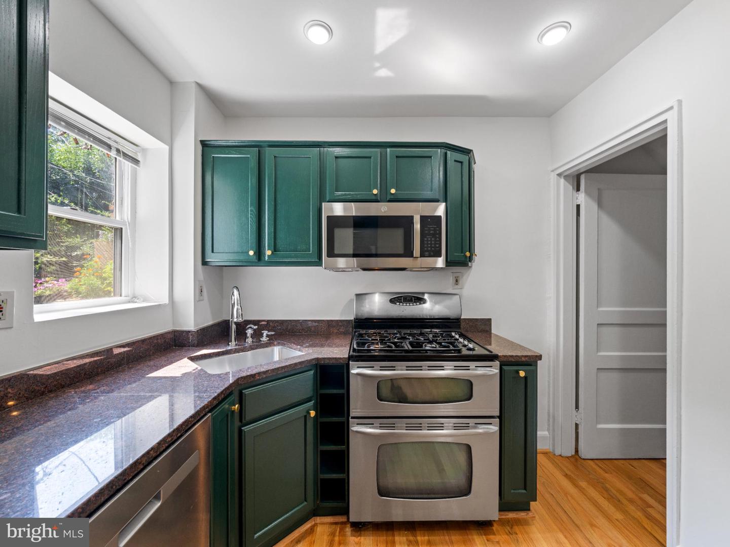 423 MT VERNON AVE, ALEXANDRIA, Virginia 22301, 2 Bedrooms Bedrooms, ,2 BathroomsBathrooms,Residential,For sale,423 MT VERNON AVE,VAAX2048034 MLS # VAAX2048034