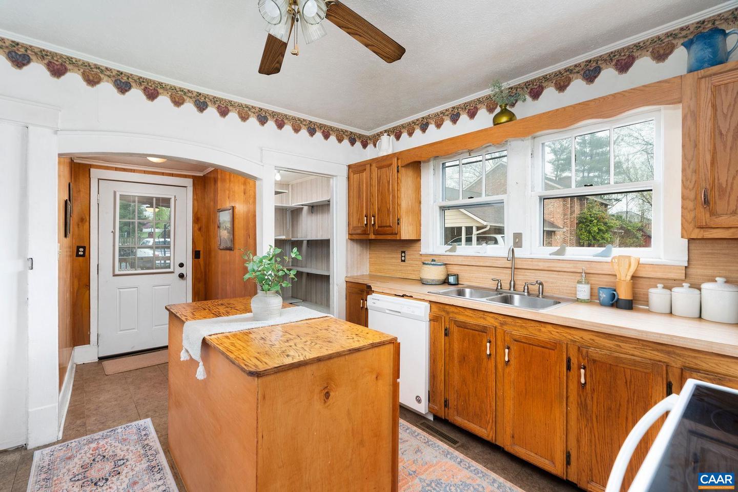 208 E LEE ST, BROADWAY, Virginia 22815, 4 Bedrooms Bedrooms, ,2 BathroomsBathrooms,Residential,For sale,208 E LEE ST,667324 MLS # 667324