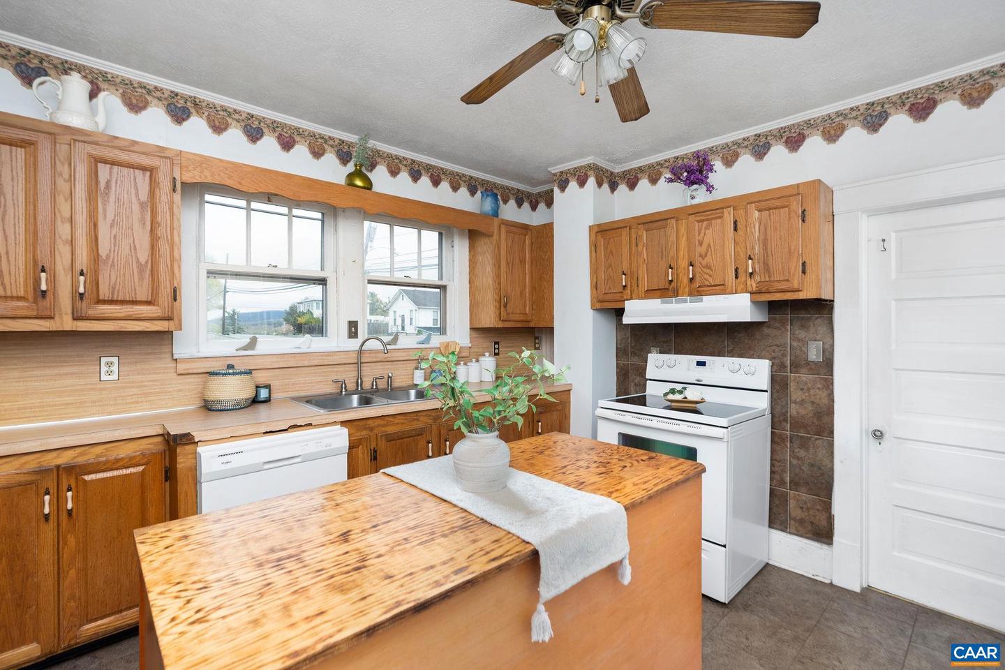 208 E LEE ST, BROADWAY, Virginia 22815, 4 Bedrooms Bedrooms, ,2 BathroomsBathrooms,Residential,For sale,208 E LEE ST,667324 MLS # 667324