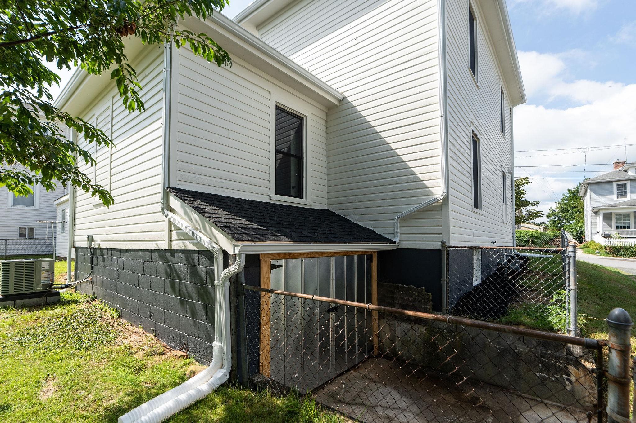 815 SUDBURY ST, STAUNTON, Virginia 24401, 3 Bedrooms Bedrooms, ,2 BathroomsBathrooms,Residential,815 SUDBURY ST,667358 MLS # 667358