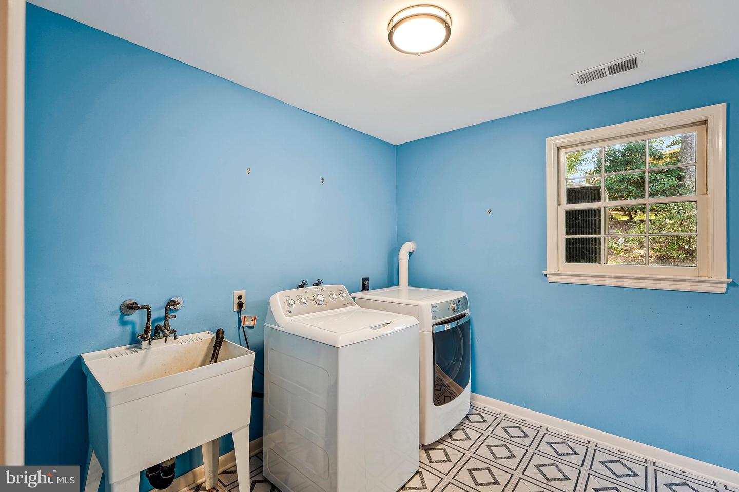 2613 EAST MEREDITH DR, VIENNA, Virginia 22181, 5 Bedrooms Bedrooms, ,3 BathroomsBathrooms,Residential,For sale,2613 EAST MEREDITH DR,VAFX2253562 MLS # VAFX2253562