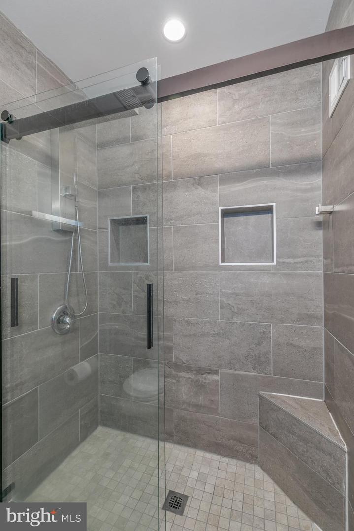 3048 SUGAR LN, VIENNA, Virginia 22181, 4 Bedrooms Bedrooms, ,3 BathroomsBathrooms,Residential,For sale,3048 SUGAR LN,VAFX2254532 MLS # VAFX2254532