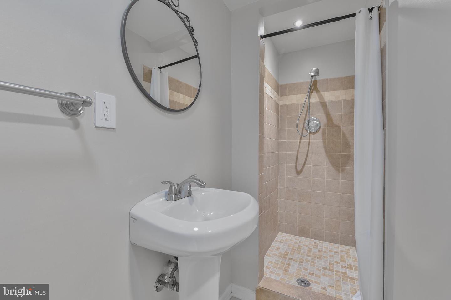 3048 SUGAR LN, VIENNA, Virginia 22181, 4 Bedrooms Bedrooms, ,3 BathroomsBathrooms,Residential,For sale,3048 SUGAR LN,VAFX2254532 MLS # VAFX2254532