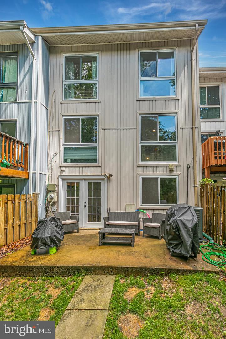 3048 SUGAR LN, VIENNA, Virginia 22181, 4 Bedrooms Bedrooms, ,3 BathroomsBathrooms,Residential,For sale,3048 SUGAR LN,VAFX2254532 MLS # VAFX2254532