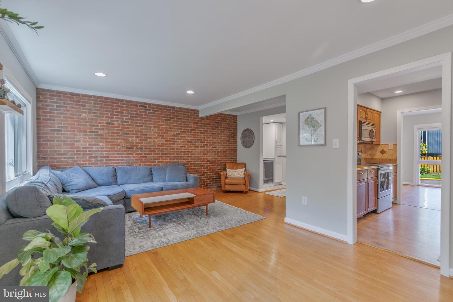 3048 SUGAR LN, VIENNA, Virginia 22181, 4 Bedrooms Bedrooms, ,3 BathroomsBathrooms,Residential,For sale,3048 SUGAR LN,VAFX2254532 MLS # VAFX2254532
