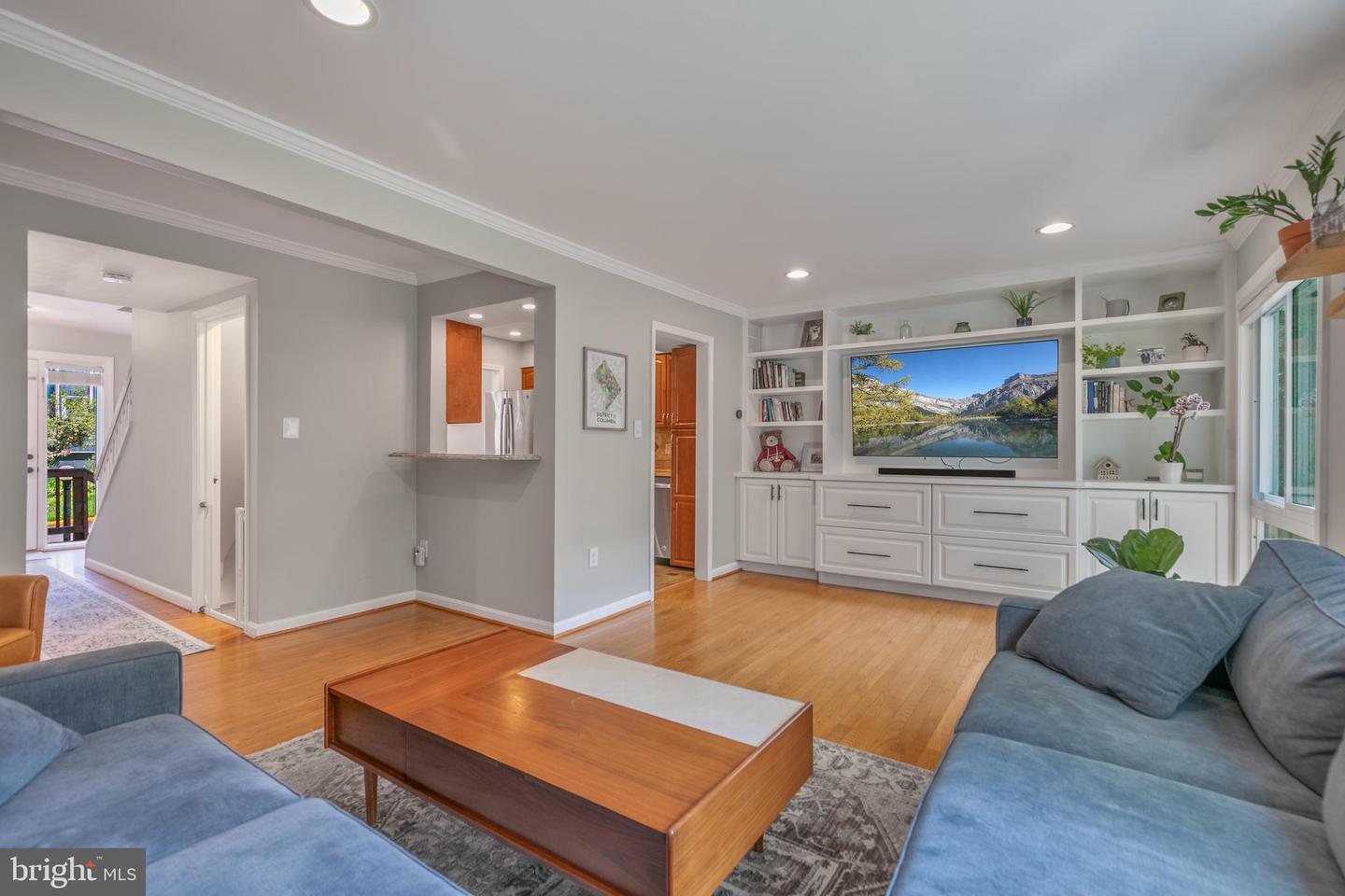 3048 SUGAR LN, VIENNA, Virginia 22181, 4 Bedrooms Bedrooms, ,3 BathroomsBathrooms,Residential,For sale,3048 SUGAR LN,VAFX2254532 MLS # VAFX2254532
