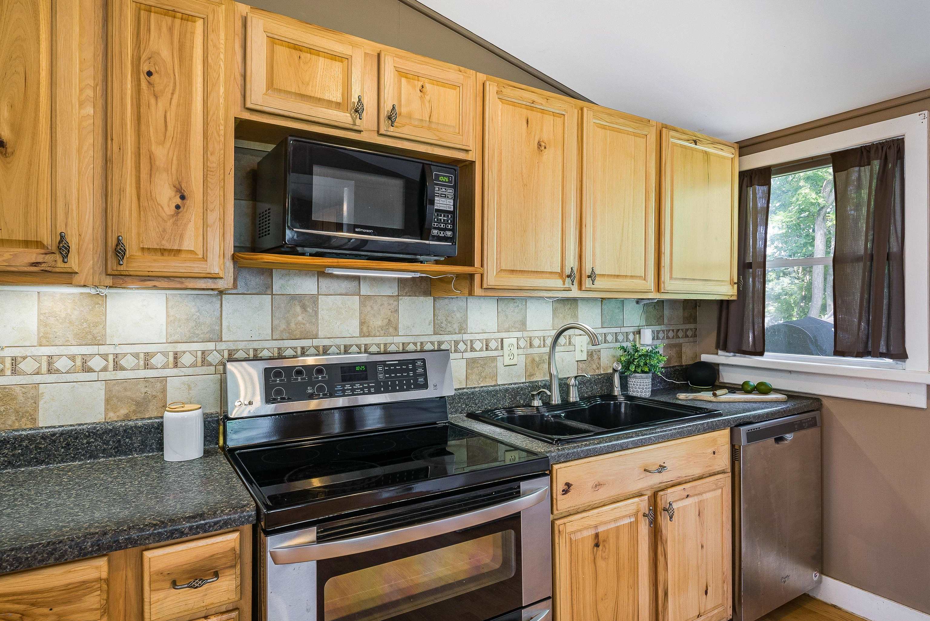 141 ELIZABETH AVE, WAYNESBORO, Virginia 22980, 3 Bedrooms Bedrooms, ,1 BathroomBathrooms,Residential,141 ELIZABETH AVE,667377 MLS # 667377