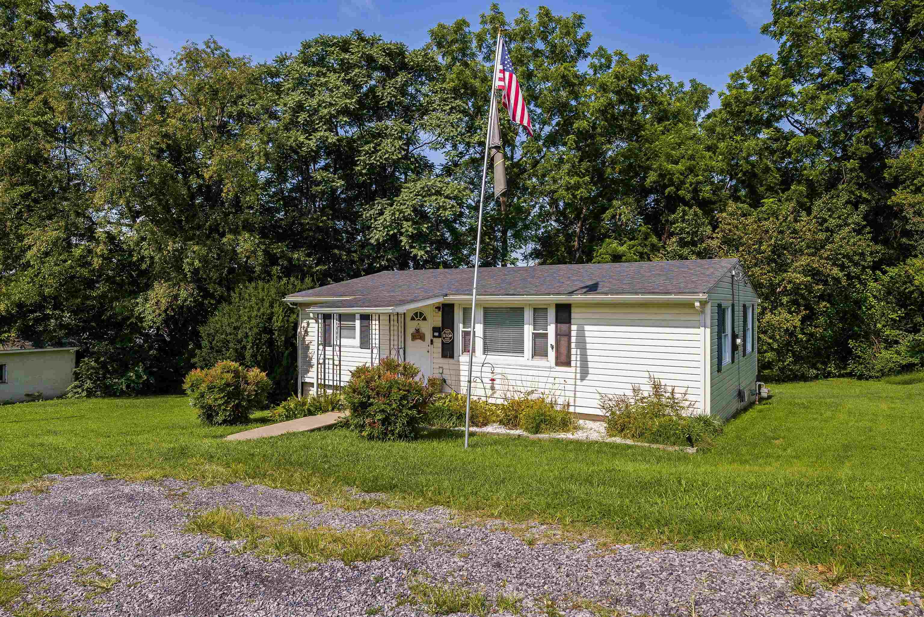 141 ELIZABETH AVE, WAYNESBORO, Virginia 22980, 3 Bedrooms Bedrooms, ,1 BathroomBathrooms,Residential,141 ELIZABETH AVE,667377 MLS # 667377