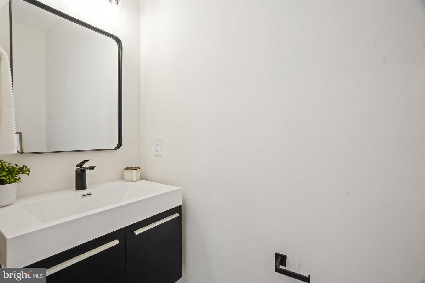 1631 G ST SE, WASHINGTON, District Of Columbia 20003, 5 Bedrooms Bedrooms, ,3 BathroomsBathrooms,Residential,For sale,1631 G ST SE,DCDC2213282 MLS # DCDC2213282