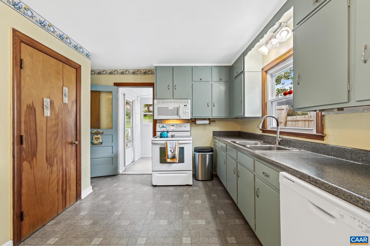 406 GRUBERT AVE, STAUNTON, Virginia 24401, 2 Bedrooms Bedrooms, ,1 BathroomBathrooms,Residential,For sale,406 GRUBERT AVE,667381 MLS # 667381