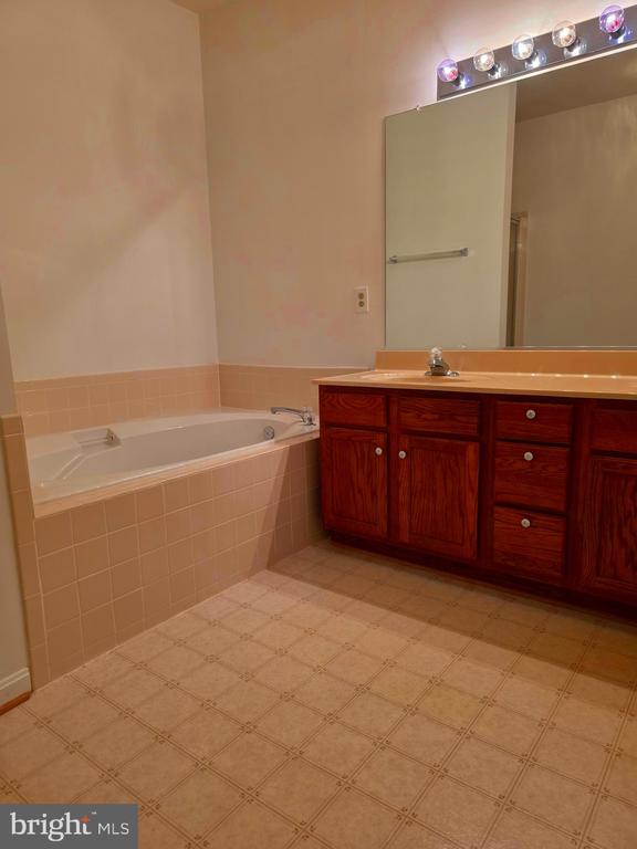 11206 LYNCHBURG DR, FREDERICKSBURG, Virginia 22407, 2 Bedrooms Bedrooms, ,2 BathroomsBathrooms,Residential,11206 LYNCHBURG DR,VASP2034650 MLS # VASP2034650