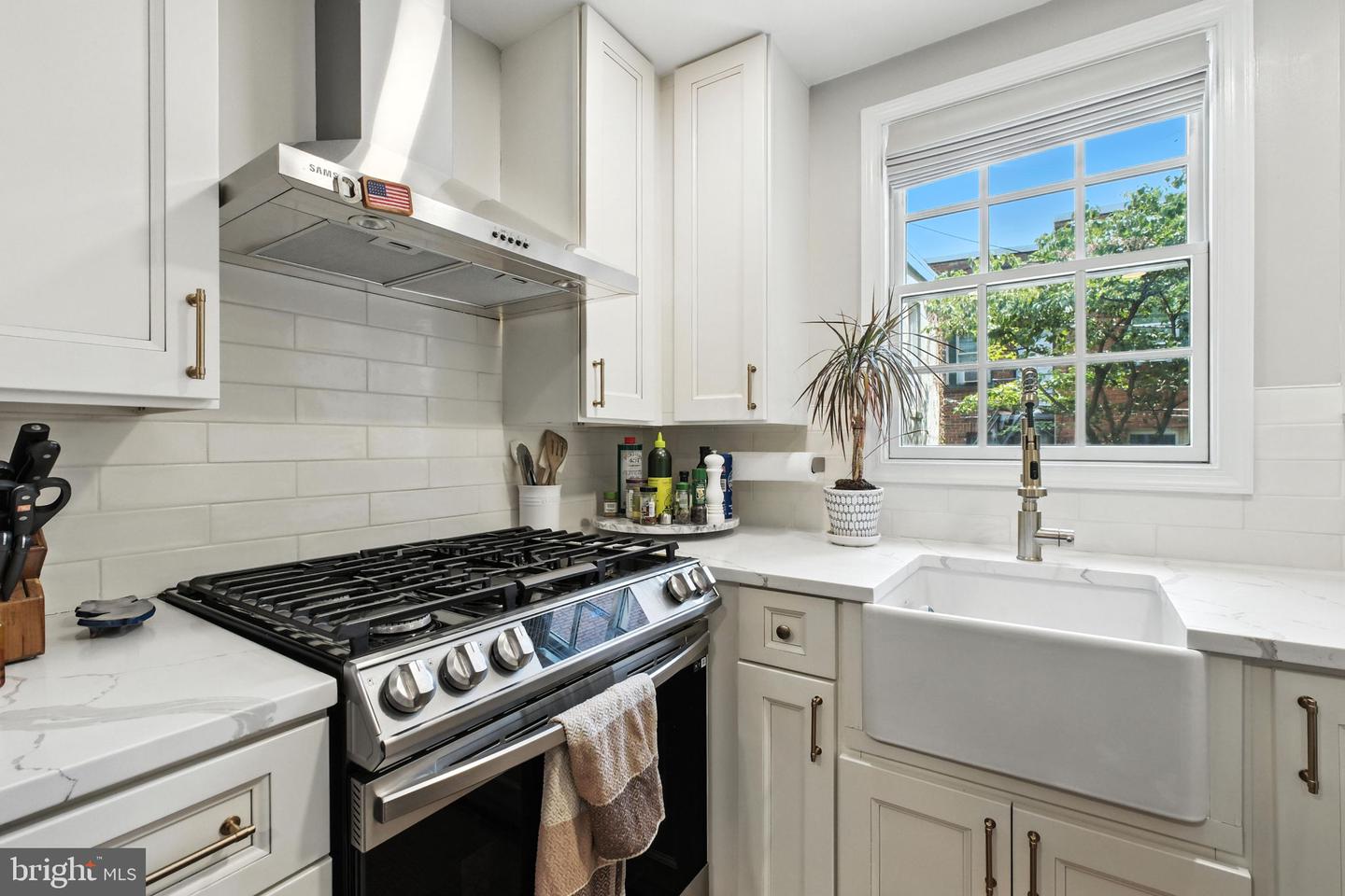 23 6TH ST NE, WASHINGTON, District Of Columbia 20002, 2 Bedrooms Bedrooms, ,1 BathroomBathrooms,Residential,For sale,23 6TH ST NE,DCDC2198178 MLS # DCDC2198178