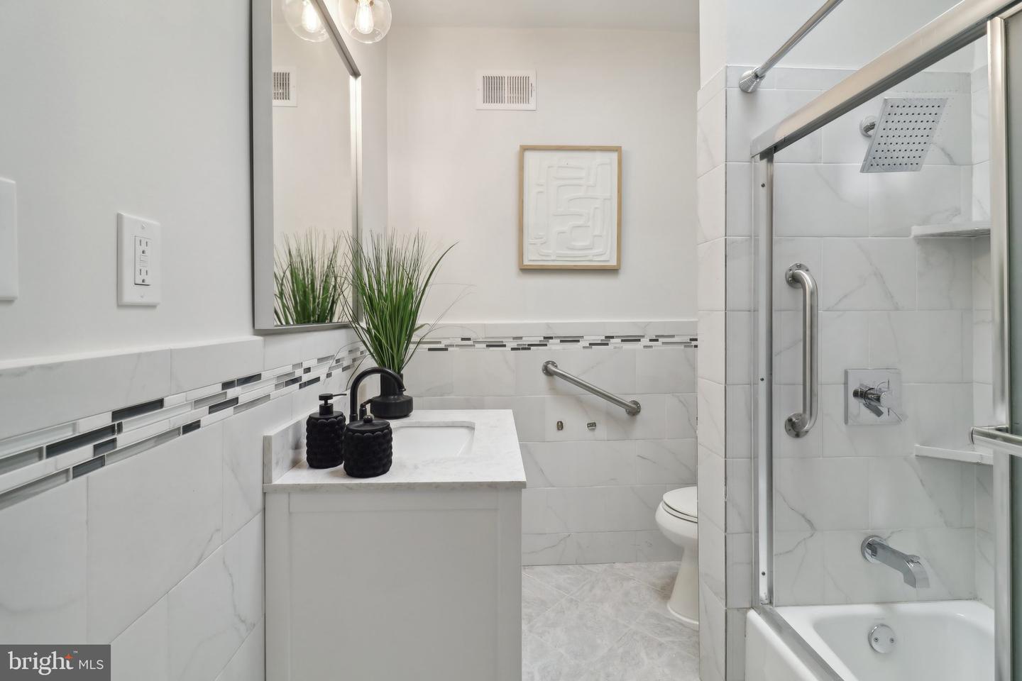 639 NW COLUMBIA RD NW, WASHINGTON, District Of Columbia 20001, 3 Bedrooms Bedrooms, 15 Rooms Rooms,2 BathroomsBathrooms,Residential,For sale,639 NW COLUMBIA RD NW,DCDC2199820 MLS # DCDC2199820