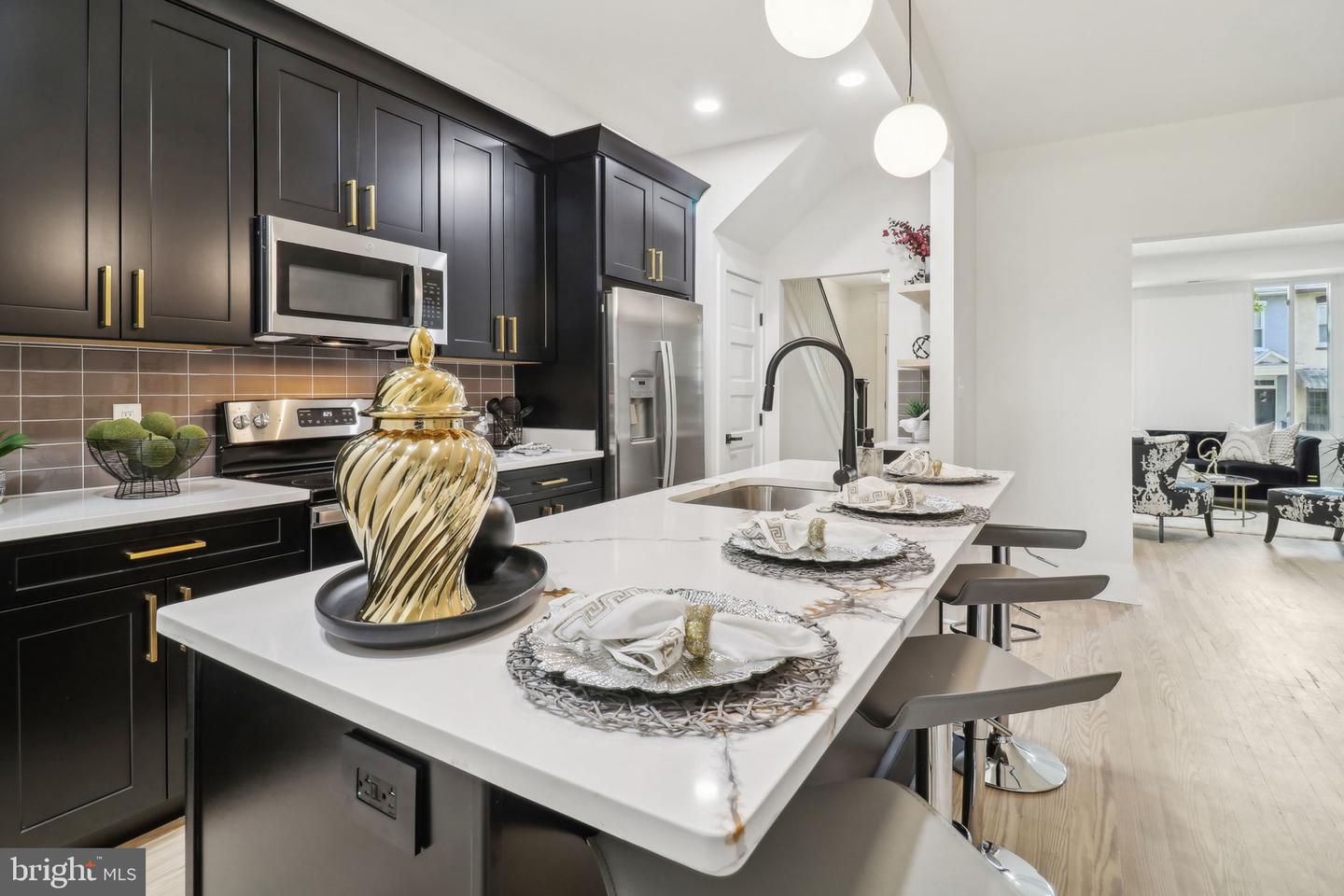 639 NW COLUMBIA RD NW, WASHINGTON, District Of Columbia 20001, 3 Bedrooms Bedrooms, 15 Rooms Rooms,2 BathroomsBathrooms,Residential,For sale,639 NW COLUMBIA RD NW,DCDC2199820 MLS # DCDC2199820