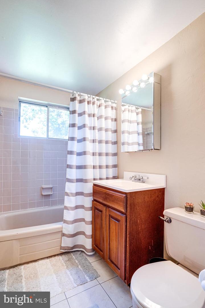5518 KEMPTON DR, SPRINGFIELD, Virginia 22151, 5 Bedrooms Bedrooms, ,3 BathroomsBathrooms,Residential,For sale,5518 KEMPTON DR,VAFX2242442 MLS # VAFX2242442