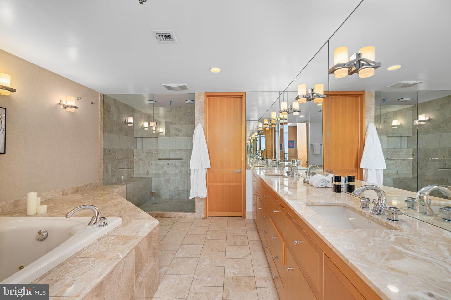 1401 N OAK ST N #912, ARLINGTON, Virginia 22209, 3 Bedrooms Bedrooms, ,3 BathroomsBathrooms,Residential,For sale,1401 N OAK ST N #912,VAAR2058364 MLS # VAAR2058364