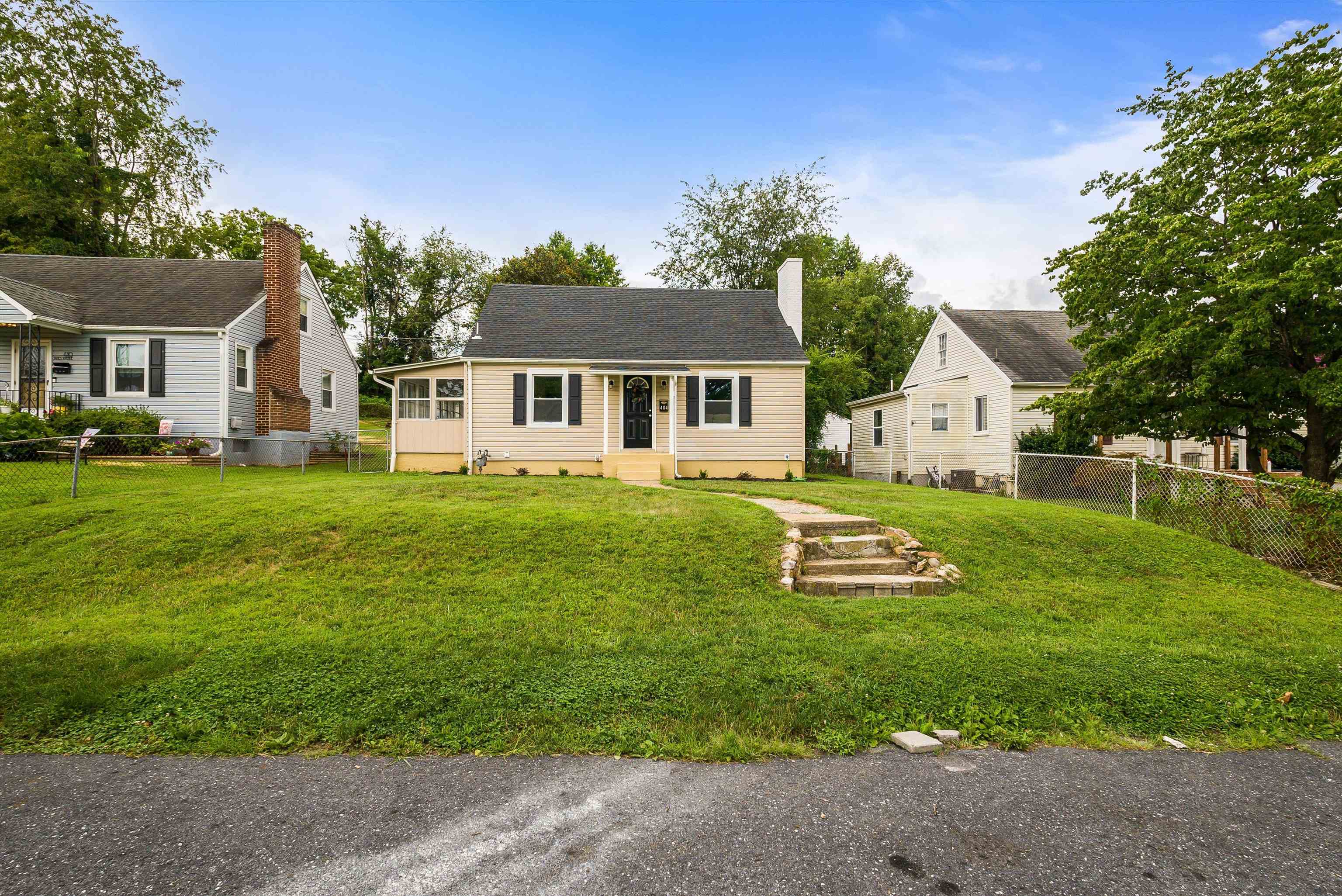 404 JAMES AVE, WAYNESBORO, Virginia 22980, 3 Bedrooms Bedrooms, ,1 BathroomBathrooms,Residential,404 JAMES AVE,667385 MLS # 667385